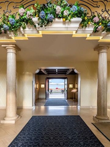 Eleganter Lobbyeingang mit Blumenarrangement und Säulen