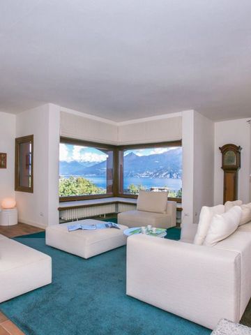 Helles Wohnzimmer mit Panoramafenstern und Blick auf die umliegende Landschaft.