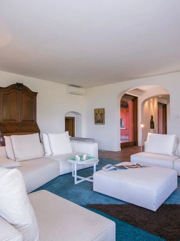 Modernes Wohnzimmer mit eleganten Sofas und stilvollem Interieur.