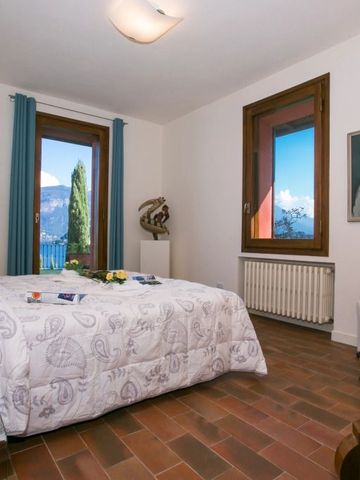 Gemütliches Schlafzimmer mit Fenstern und Bergblick.