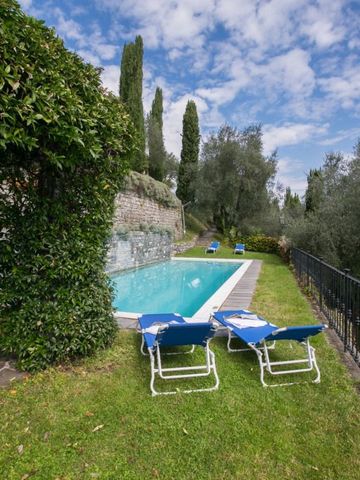 Privater Garten mit Pool und Liegestühlen