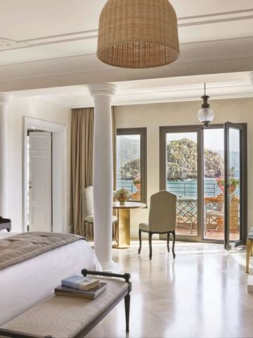 Geräumiges Schlafzimmer mit Meerblick und eleganter Inneneinrichtung.