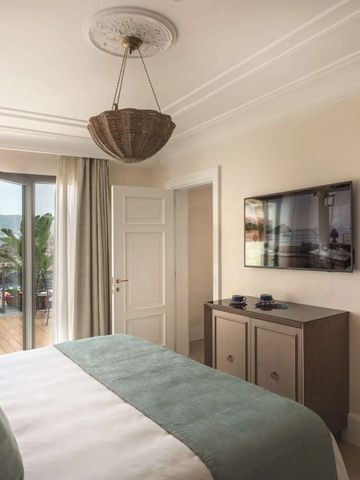 Schlafzimmer mit Zugang zu einer Terrasse und stilvoller Einrichtung.