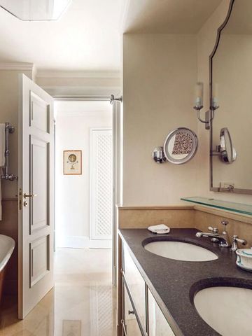 Elegantes Badezimmer mit Doppelwaschbecken und freistehender Badewanne