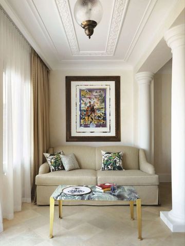 Elegantes Wohnzimmer mit Sofa und Kunstwerk an der Wand