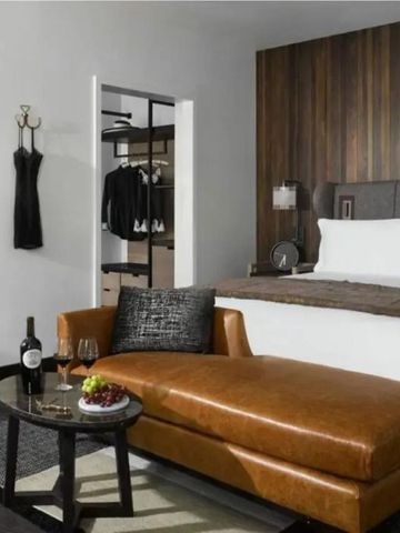 Modern eingerichtetes Zimmer mit Ledersofa und Wein auf dem Tisch