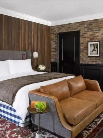 Luxuriöses Zimmer mit Ledersofa und gemustertem Teppich