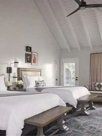 Geräumiges Zimmer mit zwei Doppelbetten und gemütlicher Sitzecke