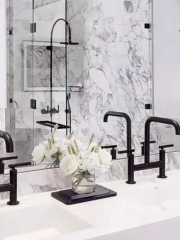 Luxuriöses Badezimmer mit Marmordekor und Doppelwaschbecken