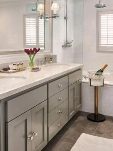 Geräumiges Badezimmer mit Waschtisch und eingelassener Badewanne