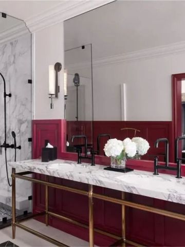 Modernes Badezimmer mit großzügiger Dusche und edlem Design