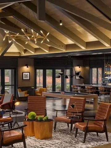 Gemütliche Lounge mit stilvollen Sitzmöbeln und moderner Beleuchtung