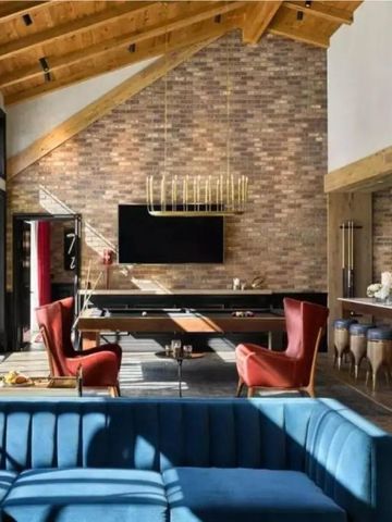 Eleganter Billardraum mit modernem Design und stilvollen Sitzgelegenheiten