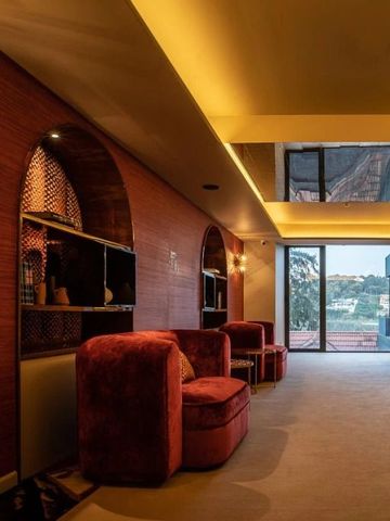 Elegante Hotellounge mit gemütlichen Sesseln und Blick nach draußen