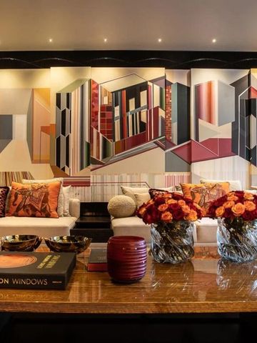 Künstlerische Wandgestaltung im Hotel mit stilvoller Sitzgelegenheit