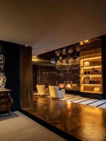 Luxuriöse Hotellobby mit gemütlicher Beleuchtung und eleganter Einrichtung