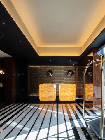 Modern gestaltete Hotelrezeption mit stilvollen Akzenten und warmem Licht