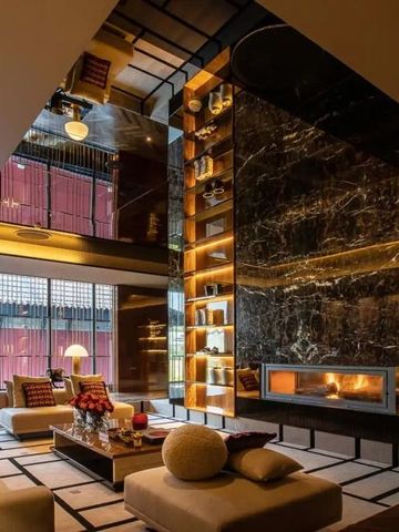 Luxuriöse Hotellounge mit modernem Kamin und stilvoller Einrichtung