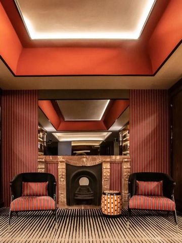 Elegante Bibliothek mit gemütlichen Sitzgelegenheiten und Buchregalen