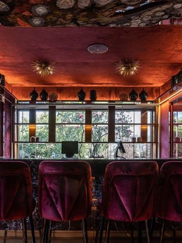 Gemütliche Hotelbar mit eleganter Einrichtung und stilvollen Sitzgelegenheiten