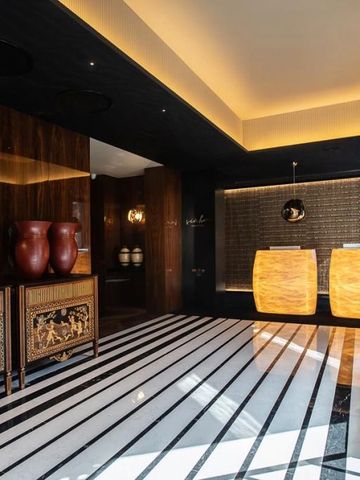Stilvoll gestaltete Hotellobby mit edlem Design und Beleuchtung