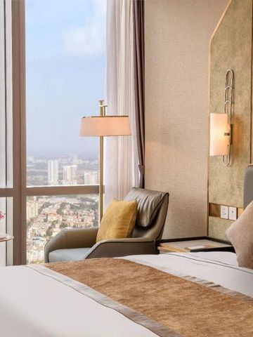 Luxuriöses Hotelzimmer mit Blick auf die Stadt und eleganter Inneneinrichtung