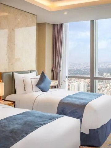 Doppelbettzimmer mit Panoramablick auf die Stadt und stilvoller Einrichtung