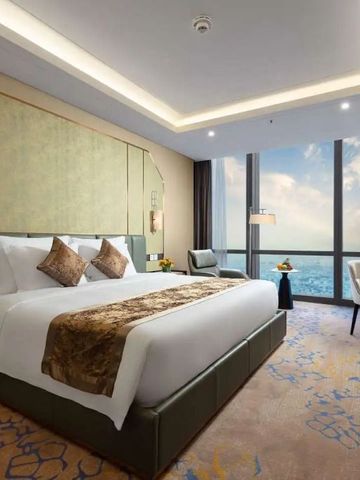 Großzügiges Hotelzimmer mit modernem Design und herrlichem Stadtblick