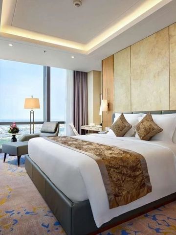 Luxuriöses Hotelzimmer mit großem Fenster und eleganter Einrichtung