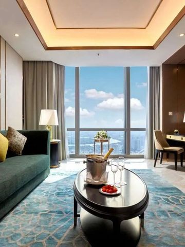 Geräumige Hotelsuite mit stilvollem Wohnzimmer und Blick auf die Stadt