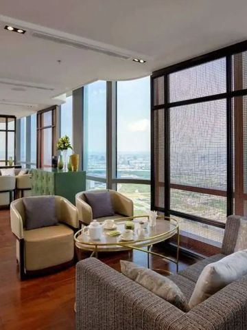 Helle Lounge mit moderner Einrichtung und Panoramafenstern