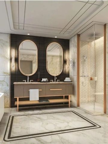 Elegantes Badezimmer mit Marmorverkleidung und zwei Waschtischen