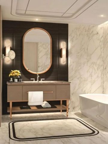 Luxuriöses Badezimmer mit Marmorwänden und freistehender Badewanne im Vinpearl Landmark 81.