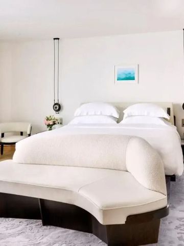 Schickes Schlafzimmer mit Designer-Sofa