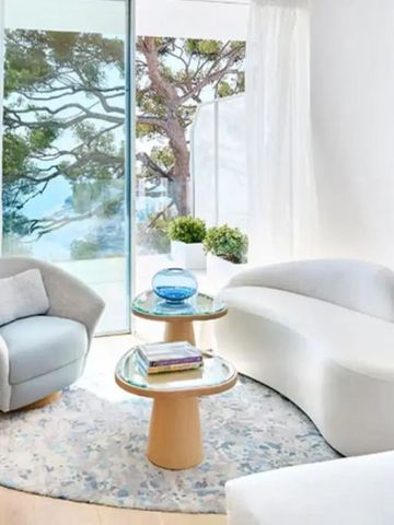 Elegantes Wohnzimmer mit modernen Möbeln und Meerblick