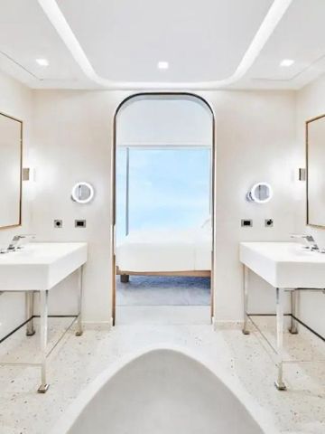 Luxuriöses Badezimmer mit Doppelwaschbecken und Meerblick