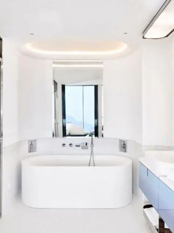 Modernes Badezimmer mit freistehender Badewanne und Spiegel