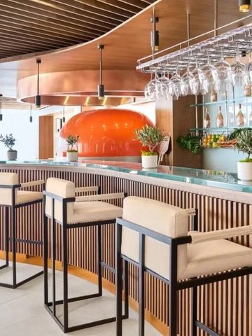 Elegante Hotelbar mit modernem Design und stilvollen Hockern