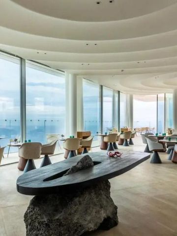 Lichtdurchflutetes Restaurant mit Panoramablick auf das Meer