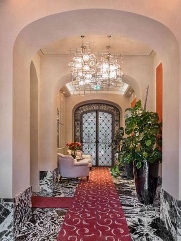 Geschnitztes Eingangsdesign mit luxuriösem Interieur im Vista Palazzo Lago Di Como
