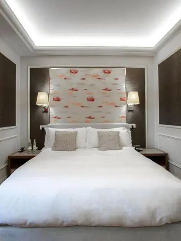 Komfortables Hotelzimmer mit schlichter Eleganz und Beleuchtung