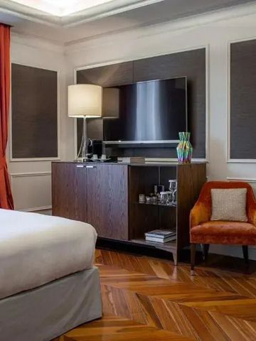 Gemütliches Hotelzimmer mit Flachbildfernseher und modernem Mobiliar