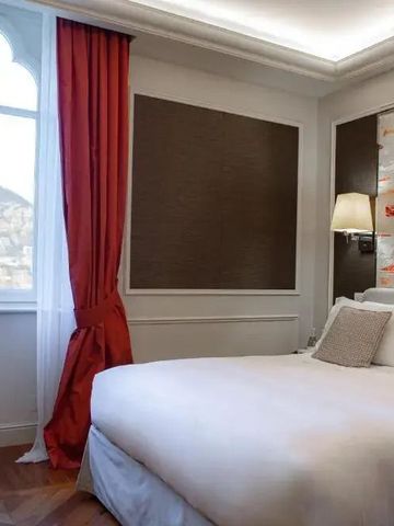 Schickes Hotelzimmer mit Fensterblick auf die umliegende Landschaft