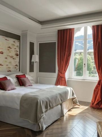 Geräumiges Hotelzimmer mit großen Fenstern und luxuriösem Interieur