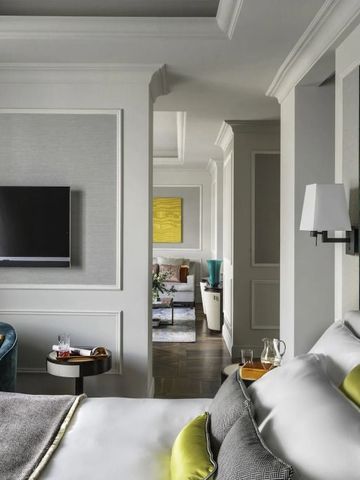 Modernes Hotelzimmer mit stilvollem Design und hellen Details