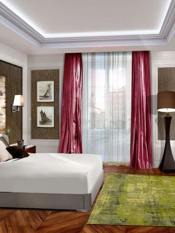 Elegantes Hotelzimmer mit modernem Design und roten Vorhängen.