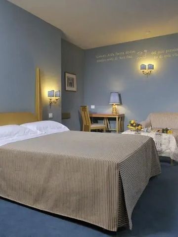 Gemütliches Hotelzimmer mit weichem Teppich und eleganter Beleuchtung