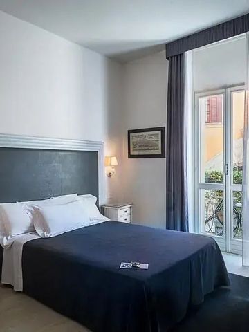 Helles Hotelzimmer mit modernem Bett und großen Fenstern