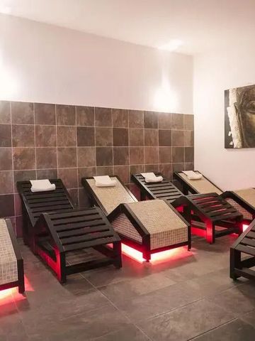 Ruhebereich mit stilvollen Liegen im Spa des Hotels
