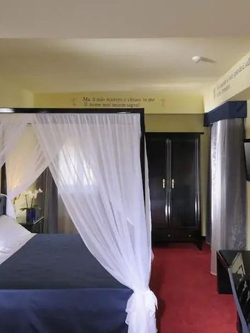 Geschmackvoll dekorierte Suite mit elegantem Baldachinbett